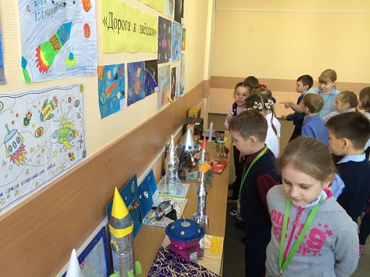 Дети открыли выставку ко Дню космонавтики